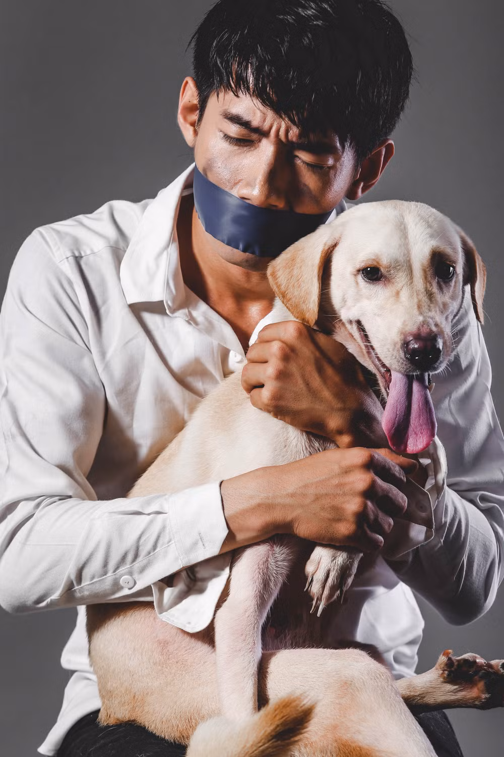 Bộ ảnh “Cậu bị làm sao thế?” là sản phẩm Đăng Quang hợp tác với nhiếp ảnh gia Tùy Phòng. Đăng Quang cho biết thực hiện bộ ảnh anh đã phải tìm một chú chó giống chú chó bị buộc mõm tại Bến Tre.