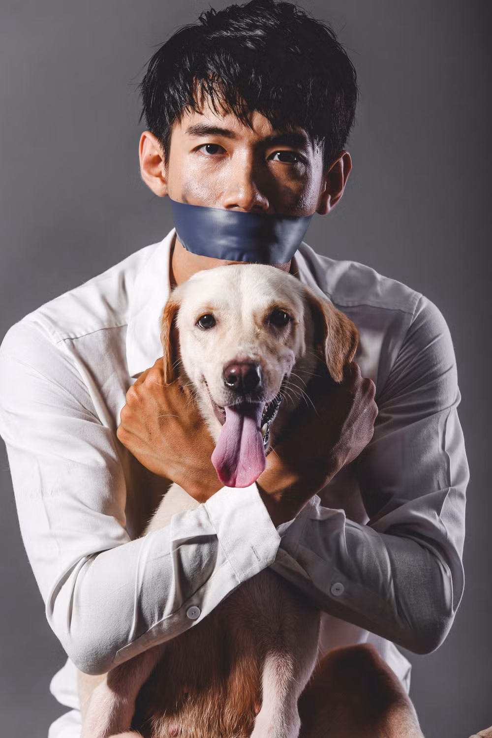 Ban đầu chú chó này chưa chịu hợp tác, nhưng sau khi thấy Đăng Quang bắt đầu mệt mỏi vì bị dán băng dính khá lâu, chú chó dường như hiểu được điều gì đó và bắt đầu chụp ăn ý hơn với vũ công 26 tuổi này. Bộ ảnh sau khi được chia sẻ lên mạng cũng nhận được những phản hồi tích cực từ người xem.