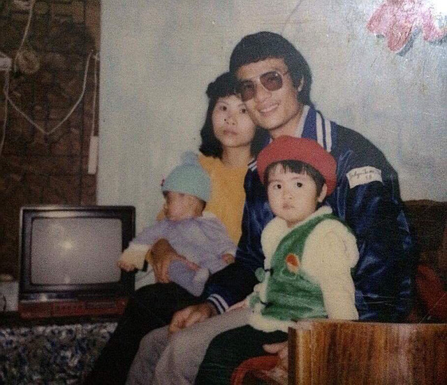 Hoa hậu Ngọc Hân chụp ảnh với bố mẹ và em.