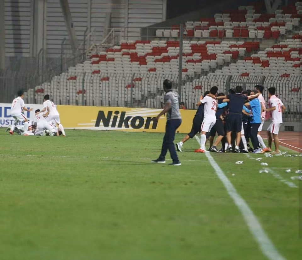 Niềm vui của thầy trò HLV Hoàng Anh Tuấn sau bàn thắng của Trần Thành.