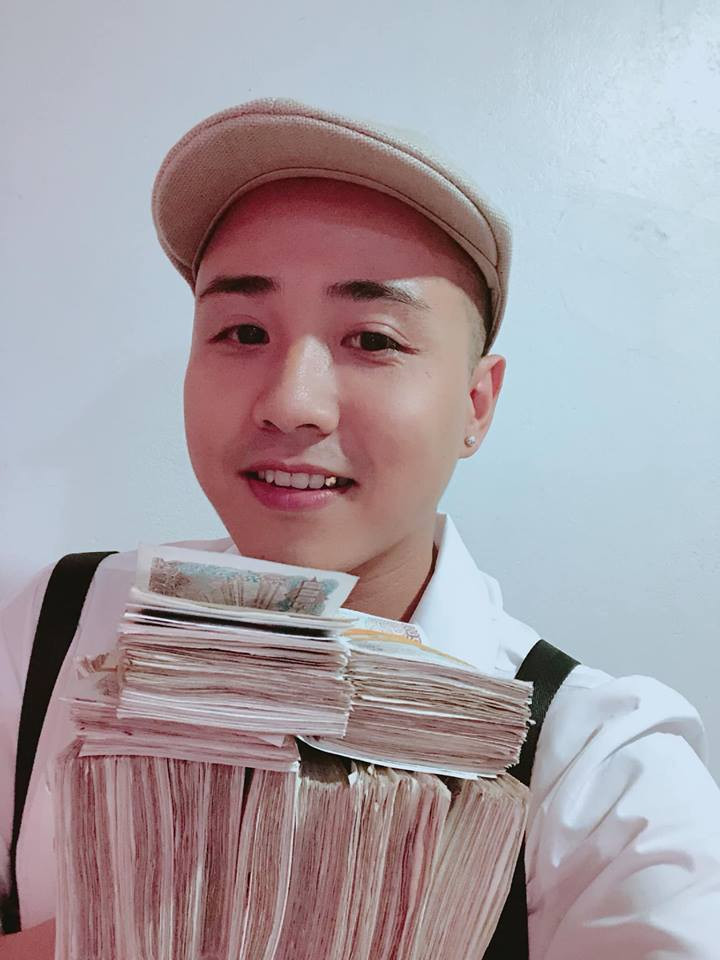 Theo bài đăng mới đây, có vẻ anh chàng này khá hả hê khi làm khó được các nhân viên của ngân hàng với kho tiền lẻ của mình.