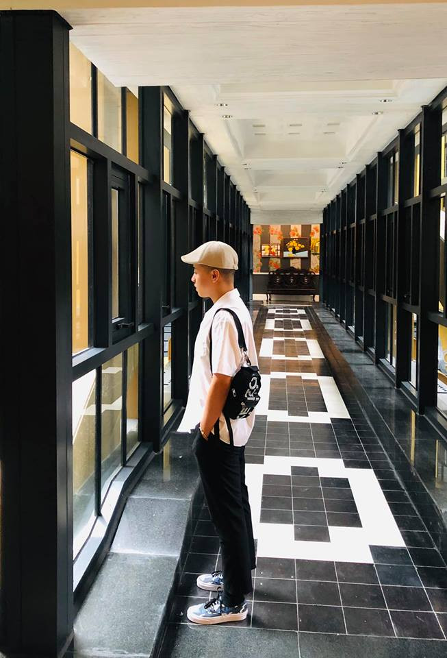 Bên cạnh việc lùng sục danh tính của chàng trai chất hơn nước cất này, cư dân mạng cũng để lại rất nhiều bình luận hài hước dưới mỗi bài chia sẻ của Chỉ là Cường.