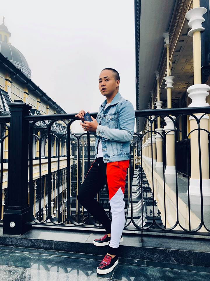 Bên cạnh đó, nhiều người vẫn lên tiếng bảo vệ anh chàng khi cho rằng anh chàng có tiền như vậy nên mới đi gửi. Chứ không ai rảnh để đổi hàng loạt tiền lẻ chỉ để đến ngân hàng làm khó nhân viên.