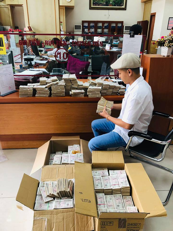 Đáng nói là trong 3 thùng các tông lớn có vô số cọc tiền có mệnh giá 2.000 đồng. Được biết, tổng giá trị của số tiền anh chàng đem gửi lên tới 200 triệu đồng.
