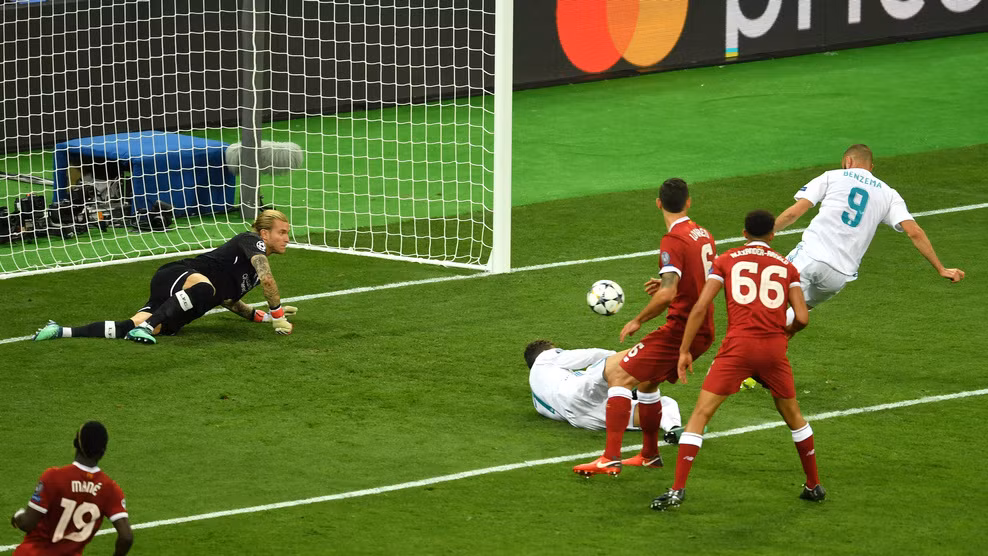 Phân tích sâu hơn về bước ngoặt của trận đấu khi Garth Bale vào sân của Zidane ta thấy HLV người Pháp là con người rất tinh. Khi Liverpool có bàn thắng gỡ hòa của Mane, CLB đến từ nước Anh hừng hực khí thế và gia tăng sức ép kinh khủng lên khung thành của Navas. Nếu theo suy nghĩ của nhiều người Zidane tung một hậu vệ hay tiền vệ có thiên hướng phòng ngự vào sân để làm giảm nhiệt của Liverpool. Nhưng không, HLV Pháp đã chọn cách đưa Isco ra sân để thay vào đó bằng một Bale có tốc độ kinh hoàng và cái chân trái cực uy lực.