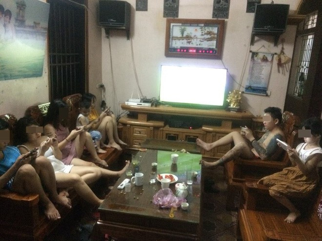 Mang tiếng là thức khuya xem World Cup nhưng gia đình này chọn cách xem qua điện thoại thông minh thay vì chiếc tivi màn hình rộng vẫn đang bật.