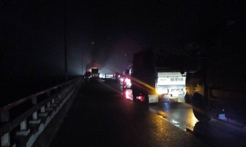 Hai xe container lao thang vao nhau nat bet, lua bung chay du doi-Hinh-2