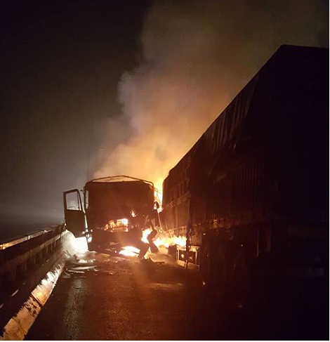 Hai xe container lao thang vao nhau nat bet, lua bung chay du doi