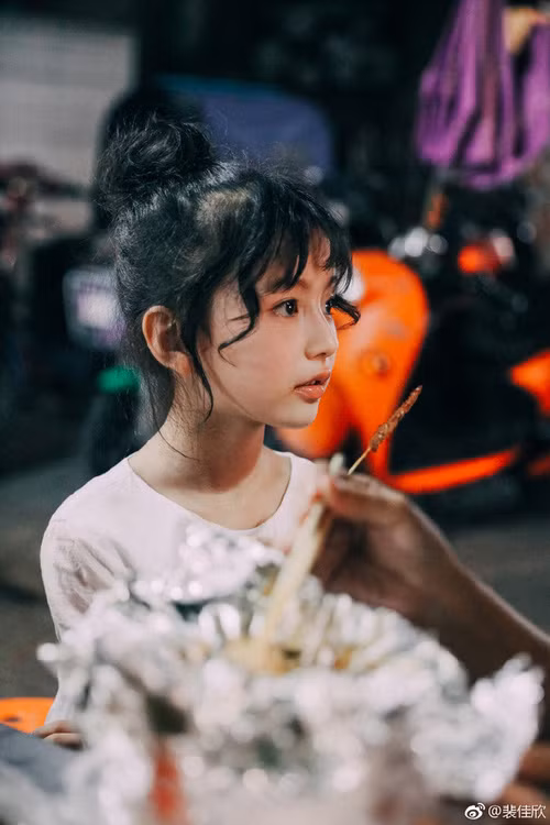 Chưa dừng lại đó, nhiều người còn nhận ra rằng, Bùi Gia Hân còn có vẻ đẹp của Angela Baby và được gọi là phiên bản nhí của ngôi sao điện ảnh đình đám này bởi vẻ mặt quá đỗi xinh xắn.