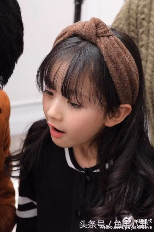 Tờ Jin Z của Trung Quốc cho biết, Gia Hân tuy còn bé nhưng thường tự làmstylist lên đồ cho mình với sự biến hoa đa dạng trong phong cách.