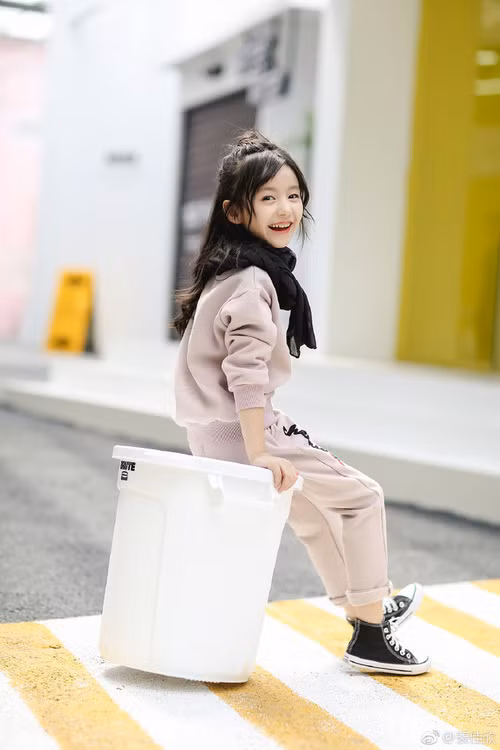 Theo tìm hiểu được biết, Gia Hân gây chú ý nhờ những bức ảnh quảng cáo cho nhiều nhãn hàng thời trang trẻ em nổi tiếng tại Trung Quốc đại lục.