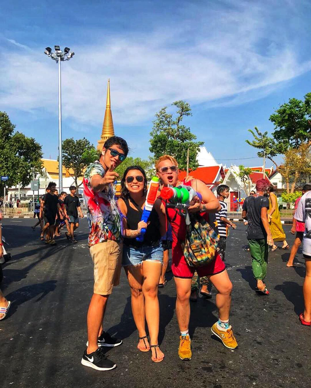 Nhiều hội bạn thân cũng hết mình quẩy tưng bừng ở lễ hội té nước năm nay.