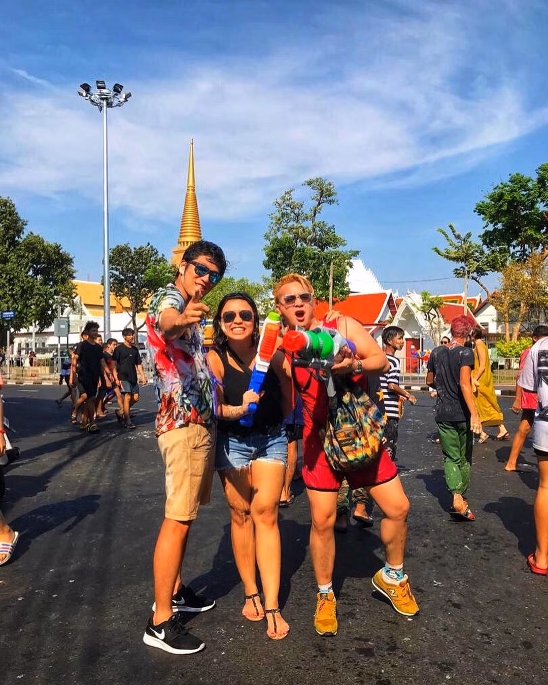 Nhiều hội bạn thân cũng hết mình quẩy tưng bừng ở lễ hội té nước năm nay.