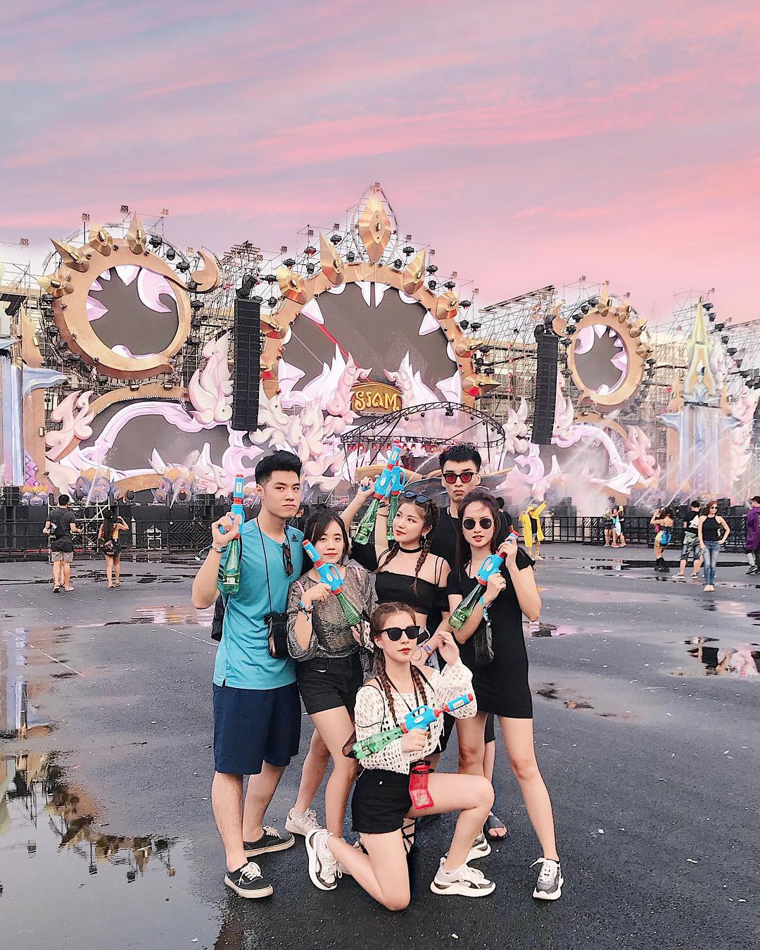 Hot girl Việt như An Japan cùng hội bạn thân tại lễ hội té nước ở Thái Lan.