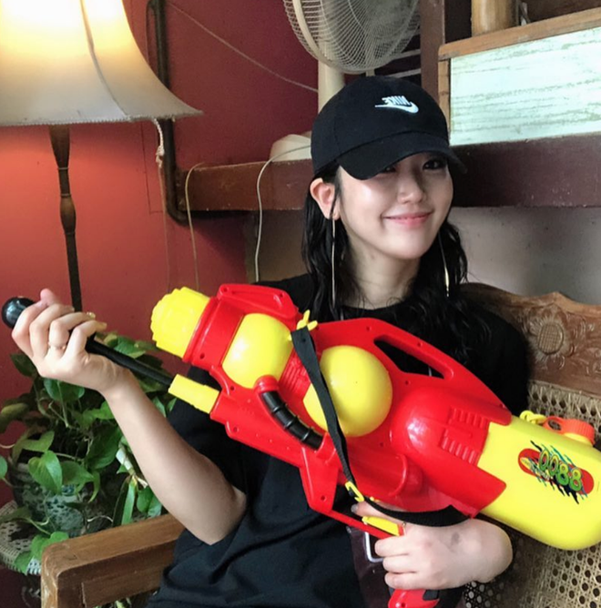 Dù ướt nhẹp bởi bị té nước vào người nhưng các hot girl vẫn khẳng định được nhan sắc của mình tại Lễ hội té nước.