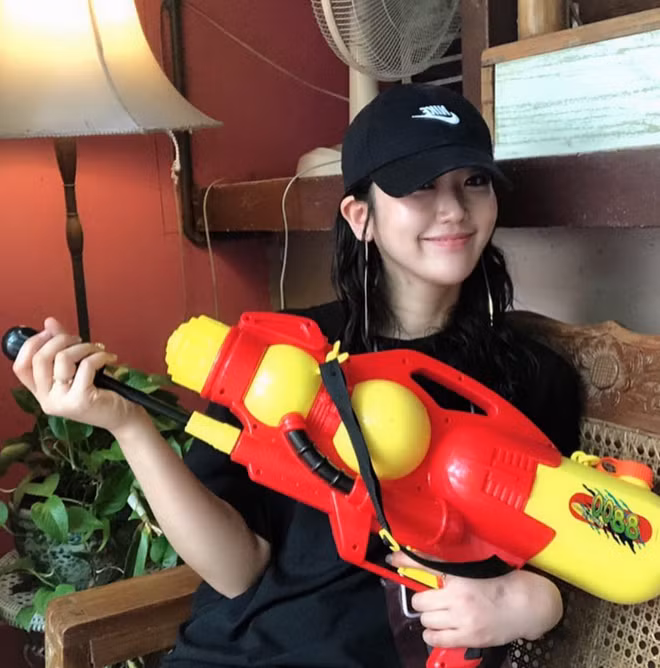 Dù ướt nhẹp bởi bị té nước vào người nhưng các hot girl vẫn khẳng định được nhan sắc của mình tại Lễ hội té nước.