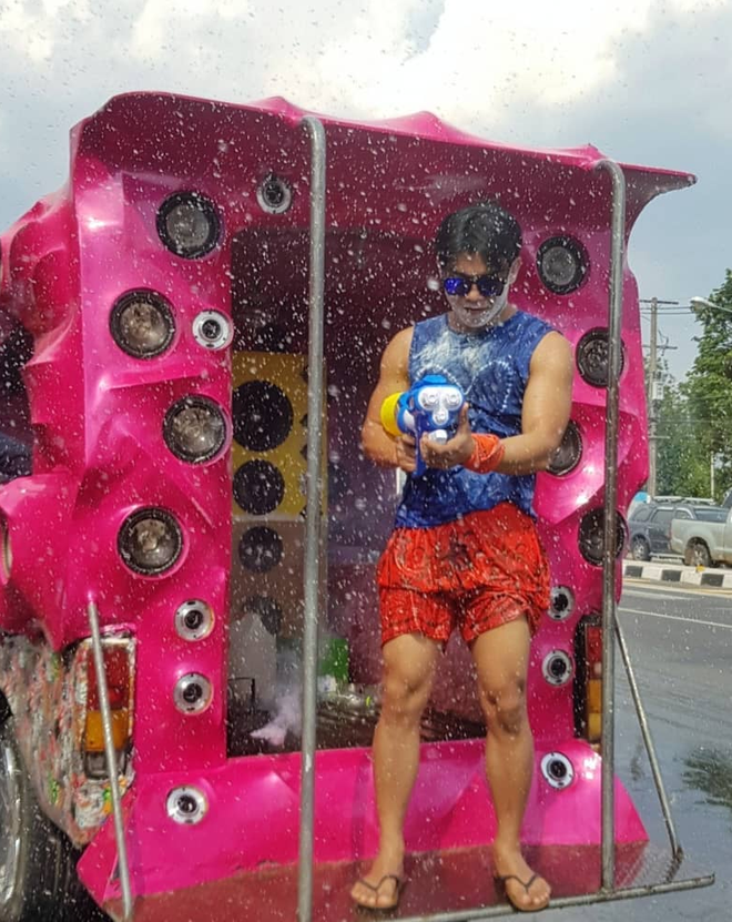 Từ những anh chàng cool ngầu, body 6 múi đến những cô nàng hot girl xinh đẹp tất cả đã góp phần làm nên độ hot của Songkran 2019.