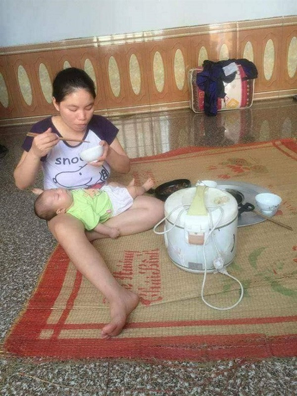 Hình ảnh này khá quen thuộc đối với những gia đình có con nhỏ mà không có ông bà giúp đỡ nên các bà mẹ bỉm sữa phải tự tay vào bếp, bế con và ăn cơm cũng không rơi được thiên thần bé của mình,