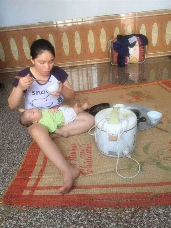 Hình ảnh này khá quen thuộc đối với những gia đình có con nhỏ mà không có ông bà giúp đỡ nên các bà mẹ bỉm sữa phải tự tay vào bếp, bế con và ăn cơm cũng không rơi được thiên thần bé của mình,