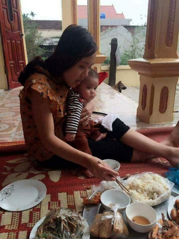 Một tay giữ con nhưng một tay, bà mẹ này vẫn có thể gắp được thức ăn để hoàn thành bữa cơm của mình.