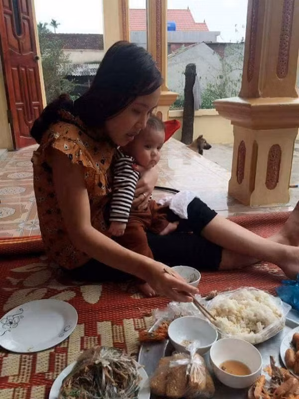 Một tay giữ con nhưng một tay, bà mẹ này vẫn có thể gắp được thức ăn để hoàn thành bữa cơm của mình.