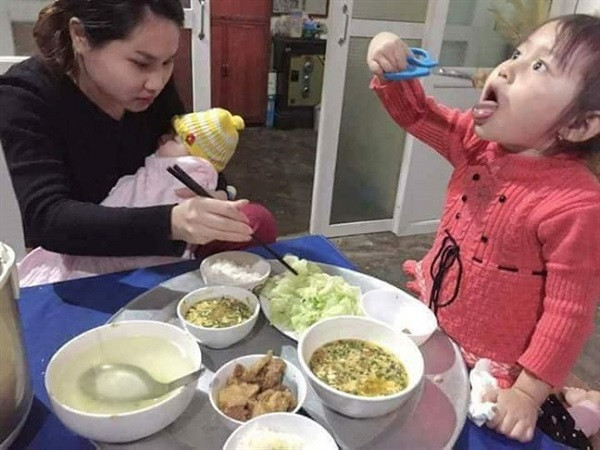 Một nách hai con thế này thì chị em phải cố gắng hết sức mới không "bốc hỏa" đấy.