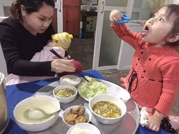 Một nách hai con thế này thì chị em phải cố gắng hết sức mới không "bốc hỏa" đấy.