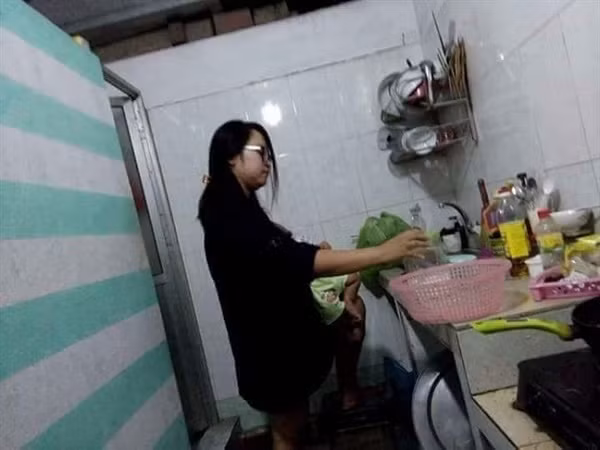 Sau khi được chia sẻ trên mạng xã hội, nhiều dân mạng đã hỏi các chị em rằng: "Liệu sau khi xem những hình ảnh này các bạn đã cảm nhận được hết những nỗi vất vả, khó khăn không nói nên lời khi làm mẹ chưa?"