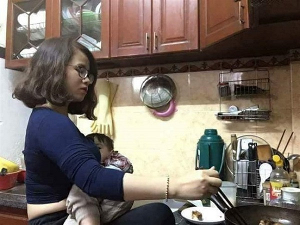 Những hình ảnh dưới đây chắc ai từng trải qua cũng lè lưỡi ngán ngẩm vì sau 9 tháng mang nặng đẻ đau rồi quằn quại, đau đớn trong phòng sinh đã là quá mức chịu đựng rồi nhưng các bà mẹ bỉm sữa vẫn phải tay năm tay mười lăm lăm vào bếp.