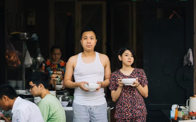 Lấy bối cảnh vô cùng đời thường tại 1 tiệm phở ở Sài Gòn, Hồng Ngọc và Tuấn Anh muốn mang đến cho họ hàng hai bên và bạn bè mình những bức hình chân thực nhất. Chẳng cầu kì về trang phục, cặp đôi nhân viên văn phòng này vào vai với quần đùi áo ba lỗ và bộ đồ mặc ở nhà. Tuy nhiên, chính độ chân thực đã mang đến điều bất ngờ cho những người xem.