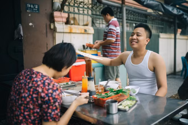 Bộ ảnh cưới lấy bối cảnh từ bữa ăn sáng được cộng đồng mạng chú ý mới đây là của cặp đôi Trần Thị Hồng Ngọc, sinh năm 1991 ở TP HCM và Nguyễn Tuấn Anh, sinh năm 1987 tại Hà Nội. Hiện tại, Hồng Ngọc và Tuấn Anh đều đang là nhân viên văn phòng tại TP HCM.
