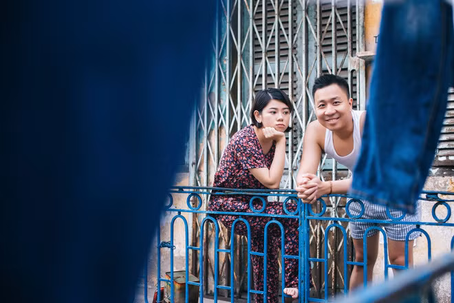 Nói về cách chụp ảnh cưới có chút dân dã của mình, đôi vợ chồng trẻ nói rằng cả buổi chụp, cứ nhìn nhau là họ đã bật cười vì hai bộ trang phục quá ngộ nghĩnh, hài hước đến quá đáng. Vì là dân nghiệp dư, không biết tạo dáng, diễn sâu nên chủ yếu cặp đôi vô tư trêu đùa, trò chuyện với nhau như mọi ngày rồi giao phó toàn bộ trọng trách cho nhiếp ảnh, có nhiệm vụ bắt trọn từng khoảnh khắc.