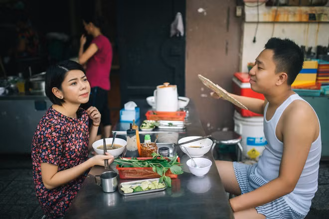 Tien di an sang, cap doi ba dao chup luon bo anh cuoi