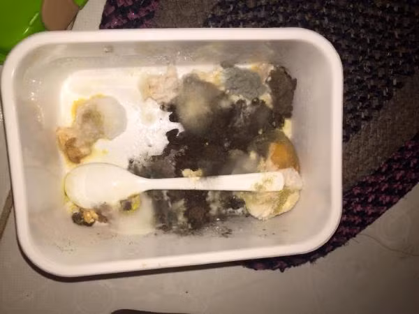 Mới đây, trên mạng xã hội các dân mạng đã tập hợp loạt ảnh về những phòng trọ sau Tết chẳng khác gì bãi rác khi, chăn chiếu lộn xộn, bát đũa mốc xanh đỏ khiến nhiều người lắc đầu ngao ngán.