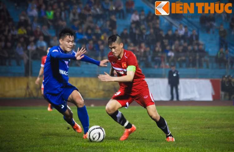 Liên tục những pha đột phá xuống cánh của cầu thủ của CLB Bình Dương khiến hàng thủ của CLB Than Quảng Ninh loay hoay phòng ngự.