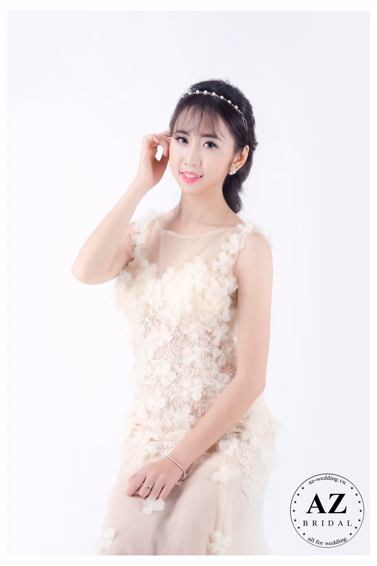 Sở hữu gương mặt xinh đẹp được tô điểm bằng làn da trắng hồng thí sinh Lê Thu Trang (SN 1996) khoa Quan hệ công chúng ghi điểm ấn tượng trong mắt khán giả.