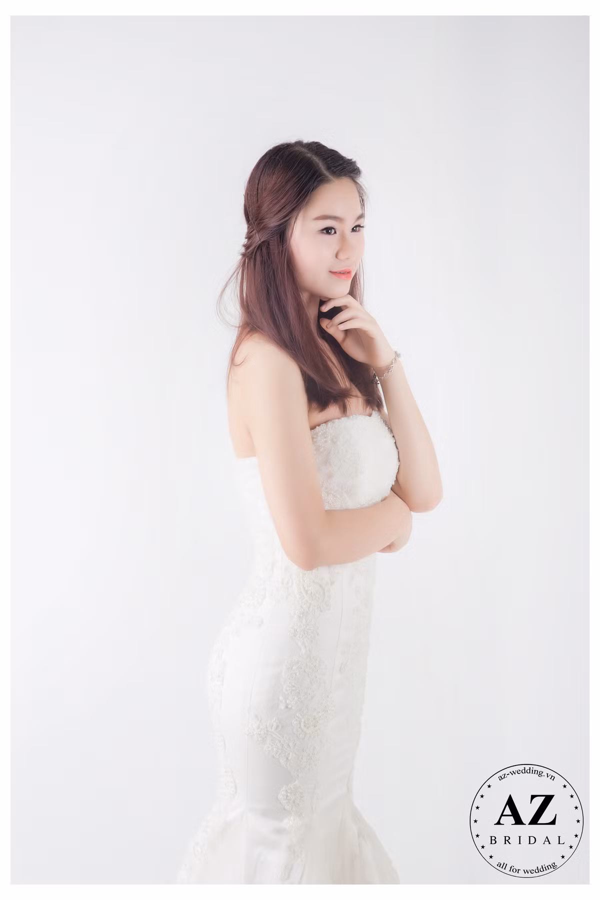 Trong trắng và tinh khôi là điều mà thí sinh Lương Thị Minh Anh (SN 1997) khoa Ngôn ngữ học mang lại cho ban giám khảo.