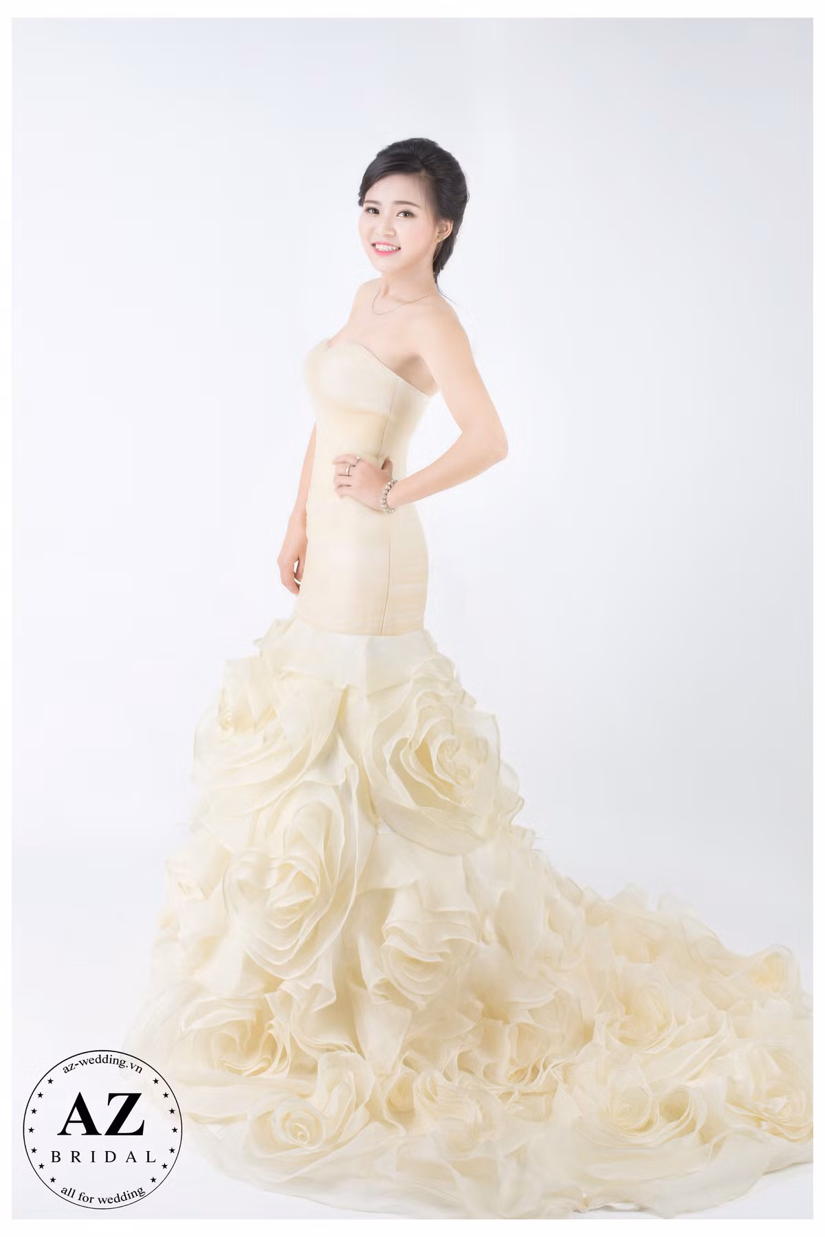 Nhẹ nhàng và bồng bềnh như chiếc váy mình đang mặc đó là tính cách của Kim Thị Lan khoa Văn học.