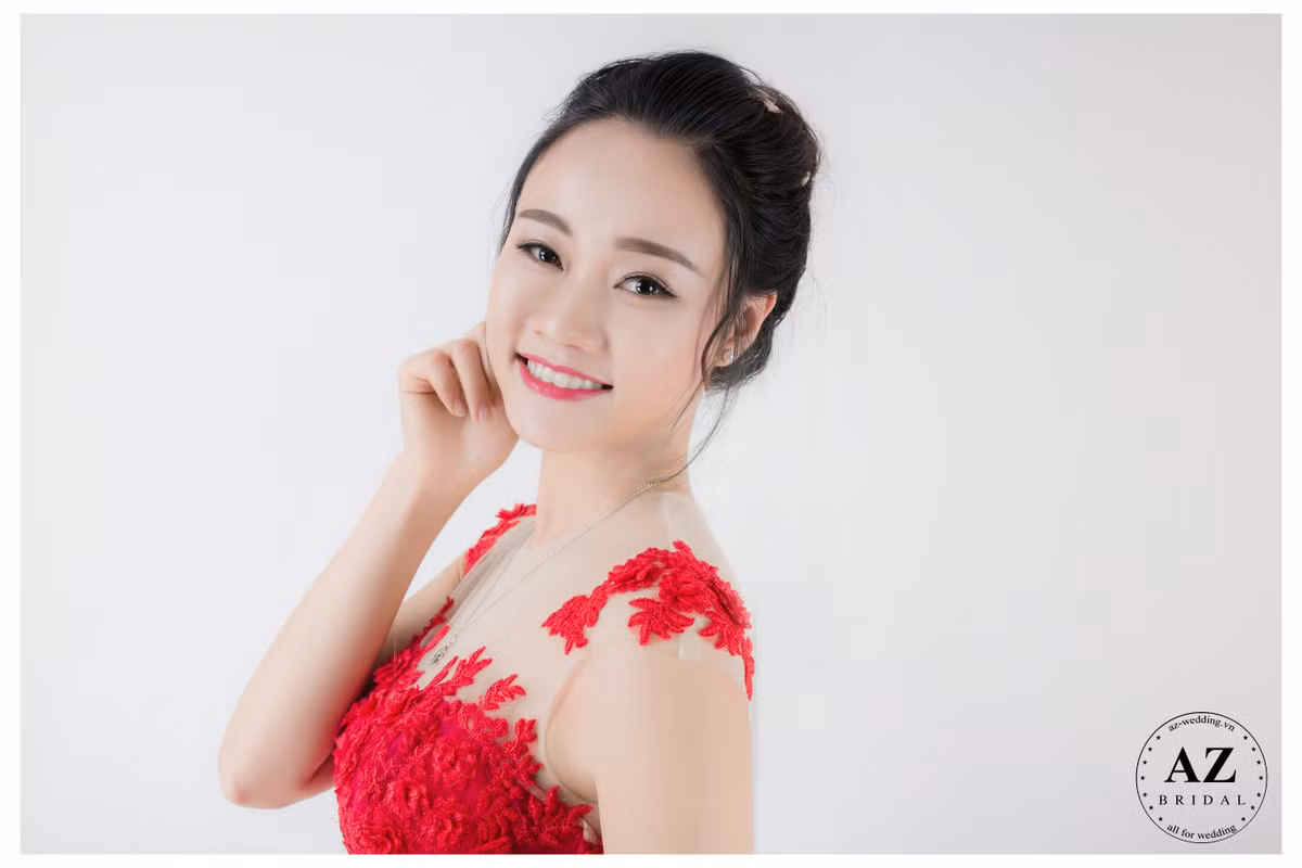 Sở hữu gương mặt khả ái cùng nụ cười tỏa sáng, Nguyễn Phương Thảo (SN 1994) cũng học khoa Văn học được nhiều người đánh giá là ứng cử viên tiềm năng cho danh hiệu hoa khôi năm nay.