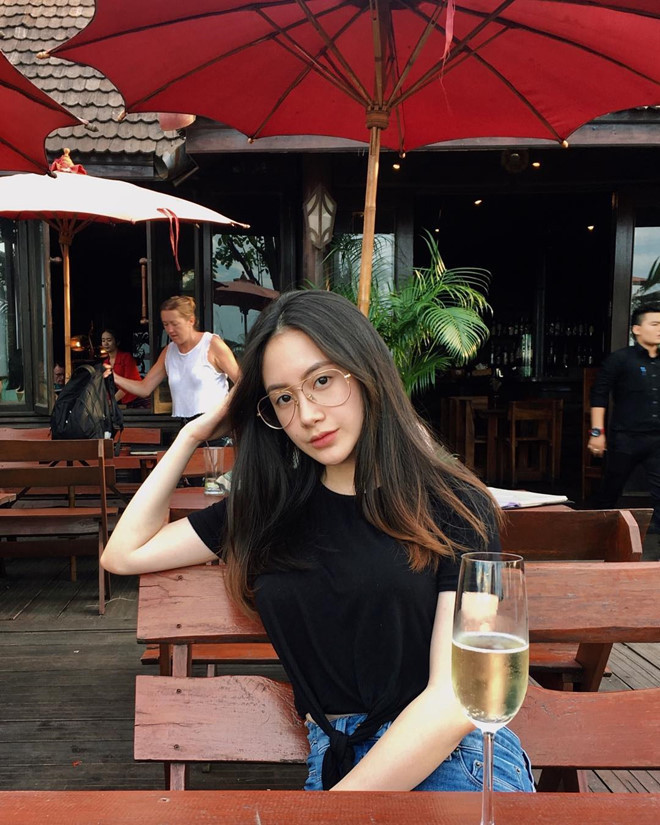 Một vài hình ảnh đời thường khác của Chi Chi cũng được nhiều người chú ý nhờ nhan sắc "hơn người".