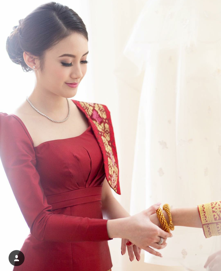 Chi Chi trong trang phục truyền thống của người Lào.