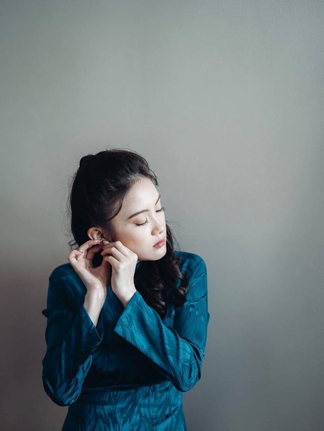 Mới đây, Chi Chi vừa chia sẻ loạt ảnh mình mặc áo dài truyền thống Việt Nam trong đám cưới chị gái Ketmany Sivilay (24 tuổi) .