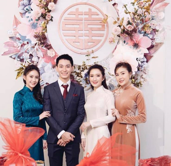 Trong tà áo dài màu xanh đậm, làn da trắng muốt và vóc dáng lý tưởng của Chi nổi bật hơn bao giờ hết.