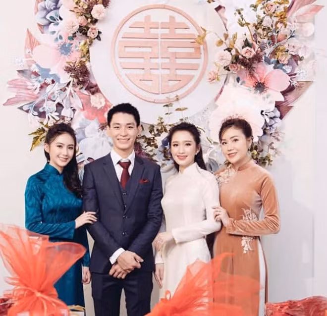 Trong tà áo dài màu xanh đậm, làn da trắng muốt và vóc dáng lý tưởng của Chi nổi bật hơn bao giờ hết.