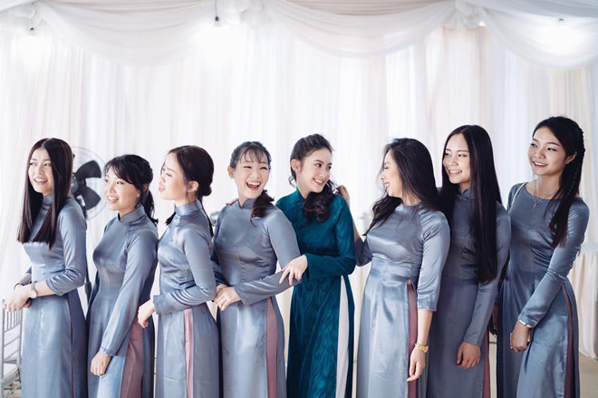 Ngay sau khi chia sẻ, loạt ảnh mặc áo dài của hot girl Lào gốc Việt này đã nhanh chóng thu hút sự chú ý của CĐM và không ít lời khen đã được gửi tới cô.