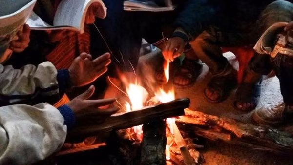 Dẫu biết đi học trong những ngày lạnh chẳng khác gì cực hình nhưng việc mang bếp gas mini đến lớp để sưởi ấm là điều ngăn cấm tuyệt đối với sự nguy hiểm và hậu quả khó lường khi có tai nạn xảy ra.