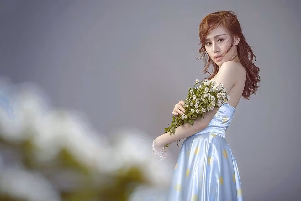 Cư dân mạng hoàn toàn bất ngờ với vẻ đẹp dịu dàng của Lê Thị Huyền Anh hay còn được biết đến với nickname Bà Tưng, qua bộ ảnh mới nhất được đăng tải trên trang cá nhân của cô.