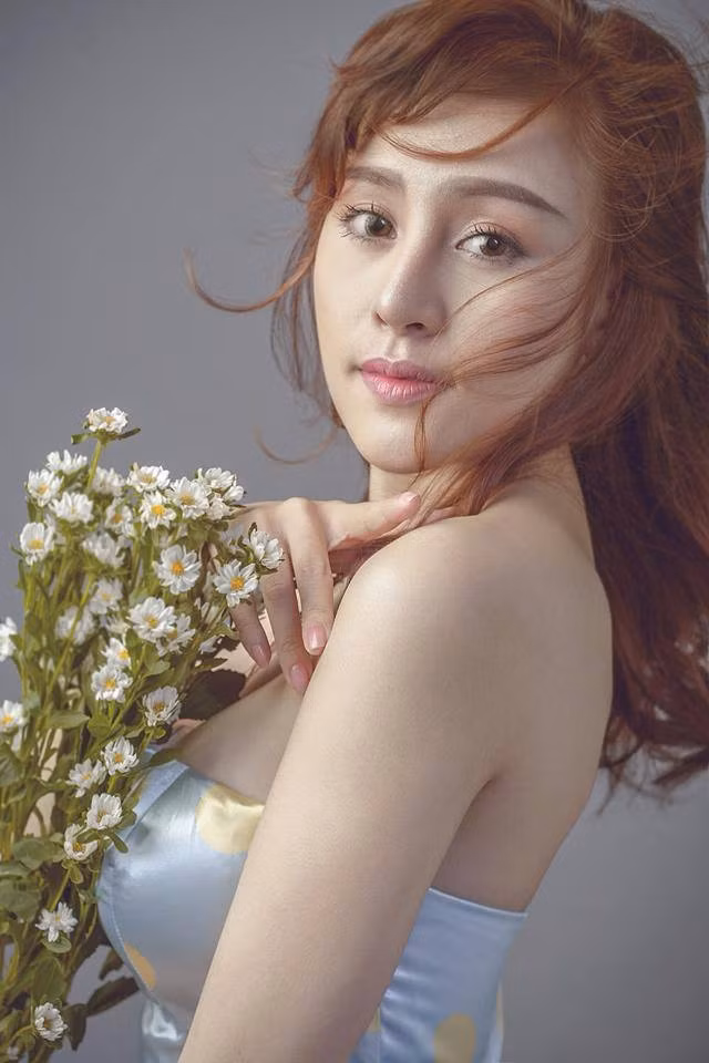 Bà Tưng đã trở lại cộng đồng mạng bằng phong cách nhẹ nhàng, thuần khiết và rất dịu dàng.