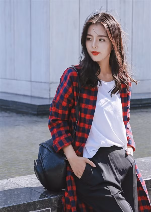 Chính bởi sở hữu thân hình nuột nà cùng gương mặt ưa nhìn, Trần Tử đã lấn sân sang nghệ thuật và chọn cho mình vai trò làm người mẫu ảnh bán thời gian.