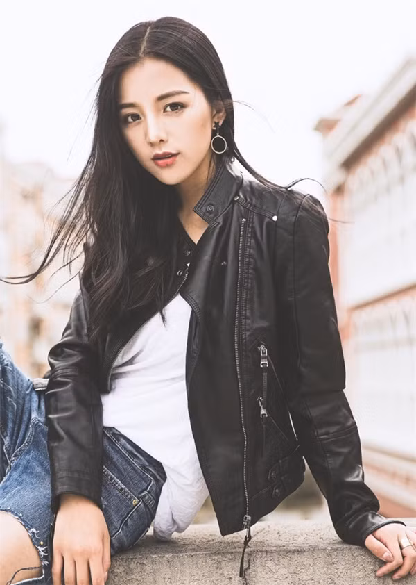 Trần Tử là cô nàng sinh năm 1994, hiện cô là một sinh viên ngành công nghệ truyền thông của Học viện Truyền thông Chiết Giang, Trung Quốc.